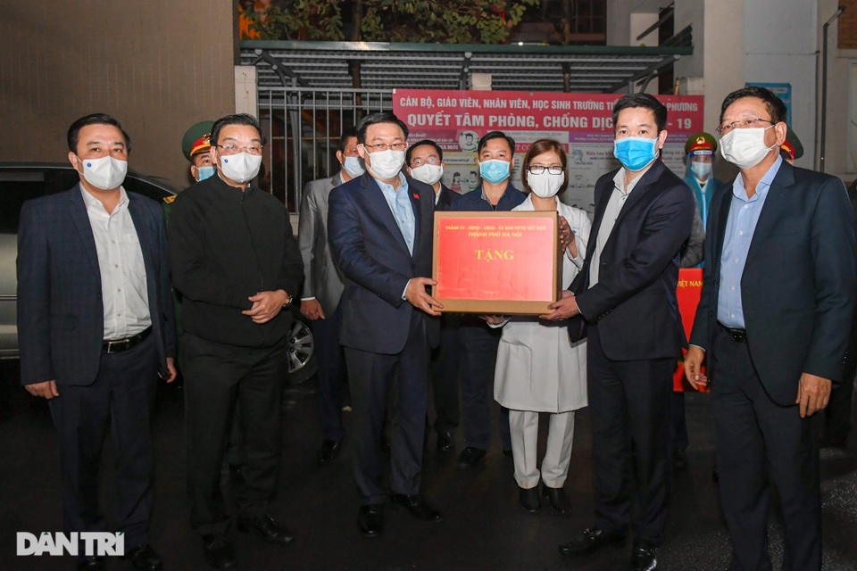 Bí thư Hà Nội Vương Đình Huệ thăm hỏi động viên trường tiểu học Xuân Phương - 5 Bí thư Hà Nội Vương Đình Huệ thăm hỏi động viên trường tiểu học Xuân Phương - 5