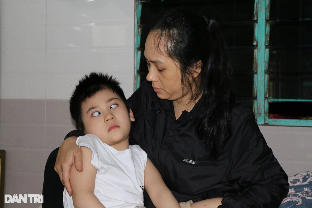 Đêm kinh hoàng ở nước ngoài và tận cùng khốn khổ của gia đình bệnh tật - 3 Đêm kinh hoàng ở nước ngoài và tận cùng khốn khổ của gia đình bệnh tật - 3