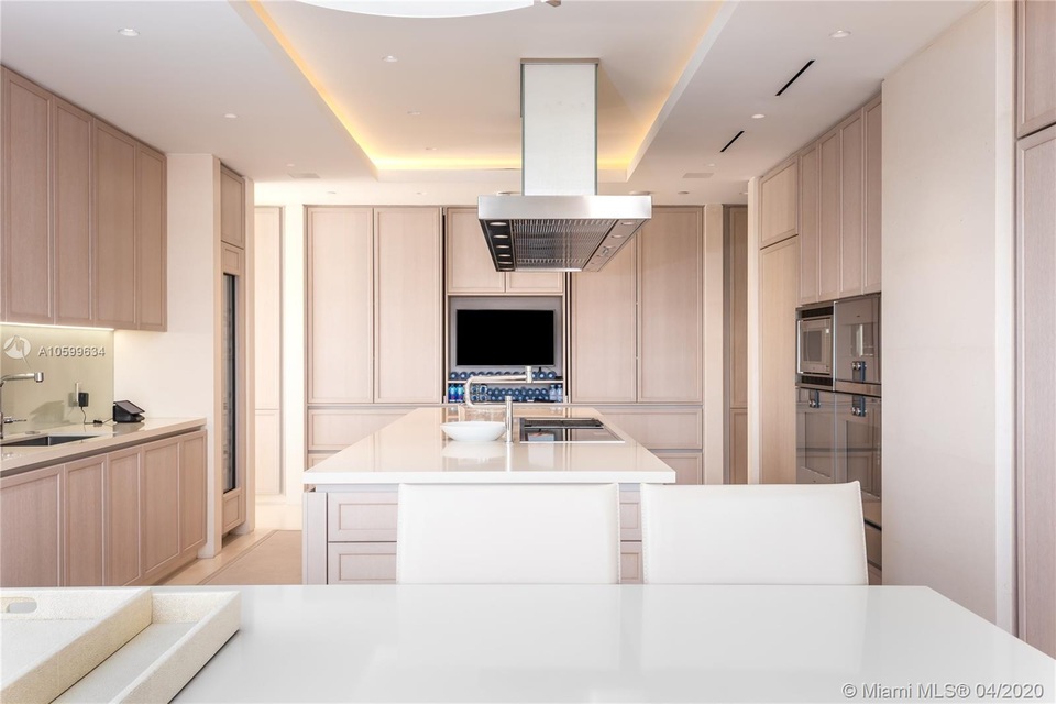 Căn penthouse xa hoa ngắm trọn view biển giá 20 triệu USD của tỷ phú Canada - 8 Căn penthouse xa hoa ngắm trọn view biển giá 20 triệu USD của tỷ phú Canada - 8