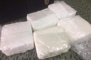 Bắt quả tang đối tượng vận chuyển 5kg ma túy dạng đá