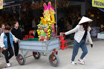 Bi hài cảnh du khách dùng cả xe kéo chở lễ "khủng" vào đền cầu may