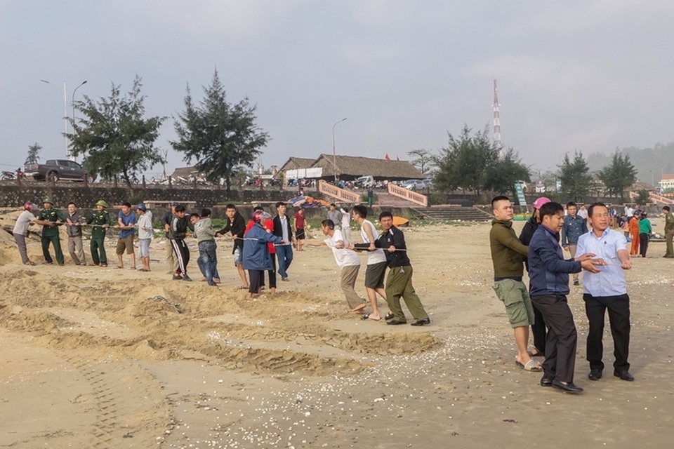 Nhóm học sinh đi tắm biển ngày cuối năm, 2 em bị sóng cuốn mất tích - 2 Nhóm học sinh đi tắm biển ngày cuối năm, 2 em bị sóng cuốn mất tích - 2