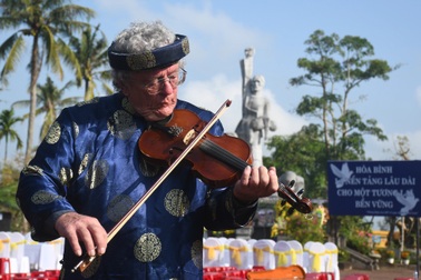 Cựu binh Mỹ kéo vĩ cầm xoa dịu nỗi đau thảm sát Sơn Mỹ