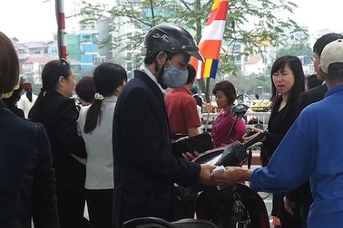 Hà Nội: Vườn hoa biến thành bãi gửi xe "chặt chém"