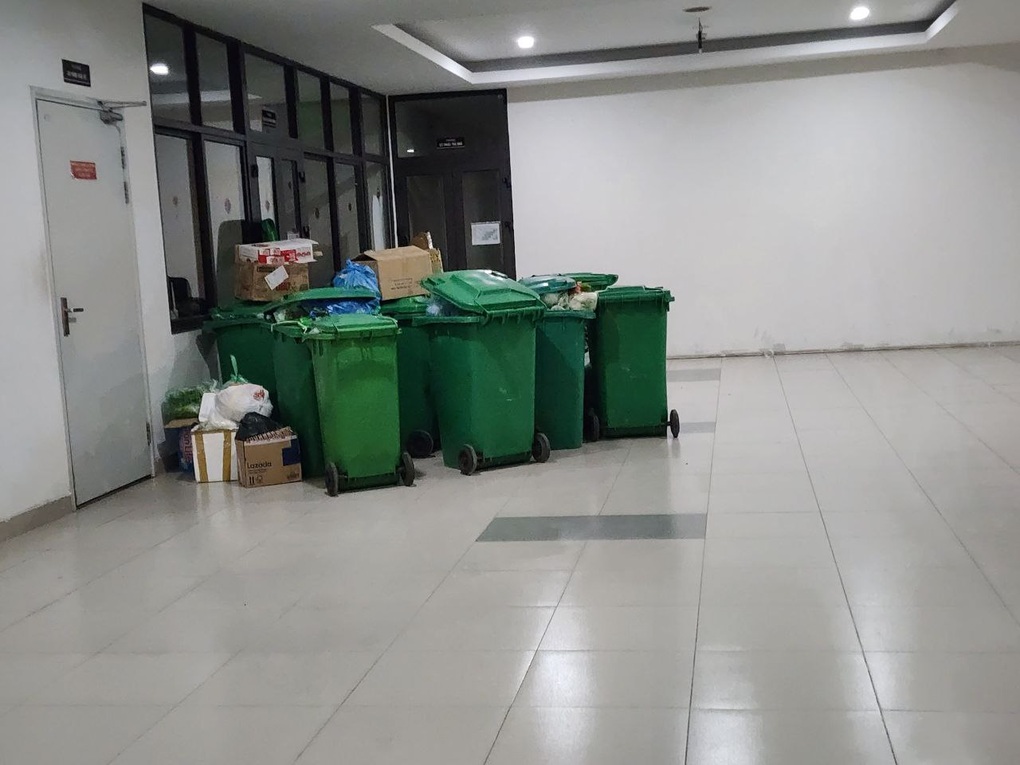 Cư dân kêu cứu, tố ban quản lý tòa nhà khóa thang máy, không xử lý rác thải - 3 Cư dân kêu cứu, tố ban quản lý tòa nhà khóa thang máy, không xử lý rác thải - 3
