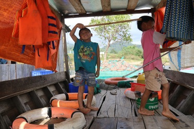 Tết chông chênh giữa lòng hồ thủy điện