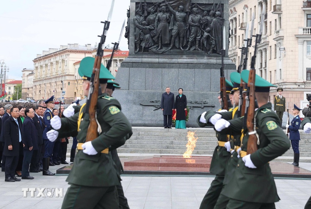 Tổng Bí thư Tô Lâm đặt hoa tại Tượng đài Chiến thắng ở thủ đô của Belarus - 5 Tổng Bí thư Tô Lâm đặt hoa tại Tượng đài Chiến thắng ở thủ đô của Belarus - 5