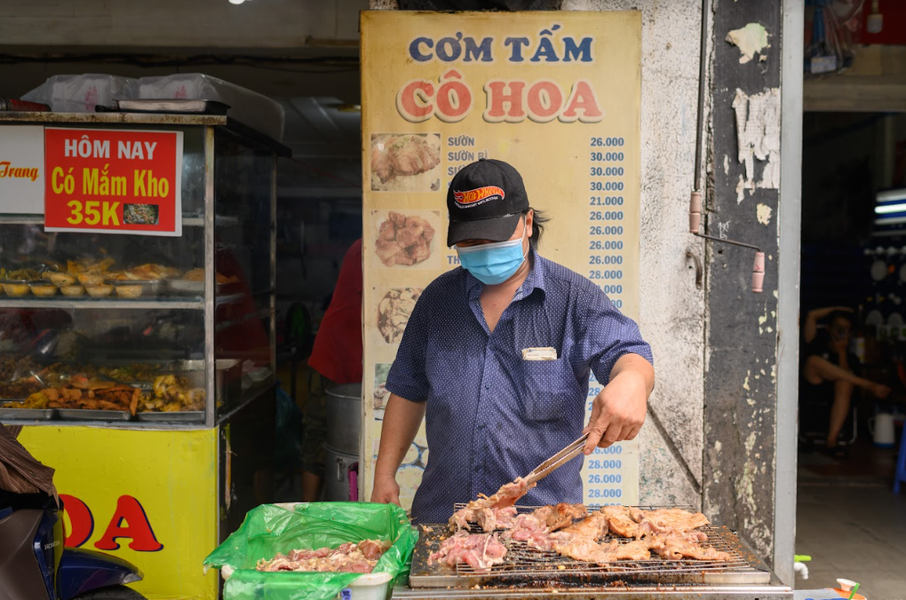 Quán cơm tấm bình dân đắt khách ngày bán cả trăm đơn ở TPHCM - 3 Quán cơm tấm bình dân đắt khách ngày bán cả trăm đơn ở TPHCM - 3