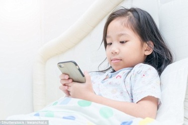 Sức khỏe của trẻ có thể ảnh hưởng nghiêm trọng khi sử dụng điện thoại vào giờ đi ngủ