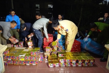 Bắt 4 đối tượng vận chuyển gần 12.000 quả pháo đi tiêu thụ