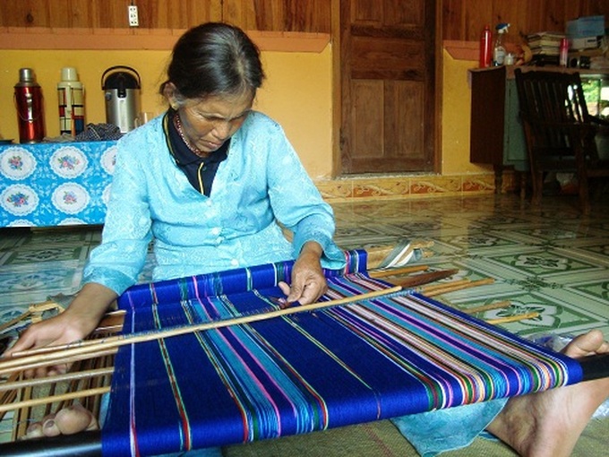 Bà Cill Mup Ha Bông (thôn Bnơ C, xã Lát, Lạc Dương) bên khung dệt.