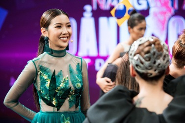 Á hậu Thúy Vân táo bạo với váy xuyên thấu