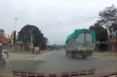 Nổi bật tuần qua: Nắp capo bật tung, che khuất tầm nhìn tài xế ở tốc độ cao