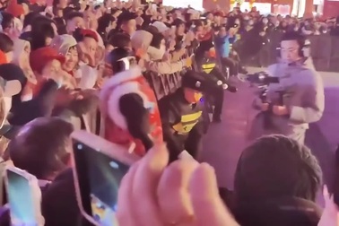 Khoảnh khắc robot hình người lao vào "tấn công" đám đông gây tranh cãi