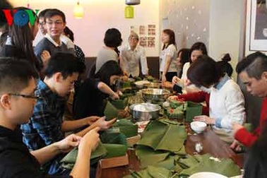 Gói bánh chưng Tết ở thủ đô Paris, Pháp