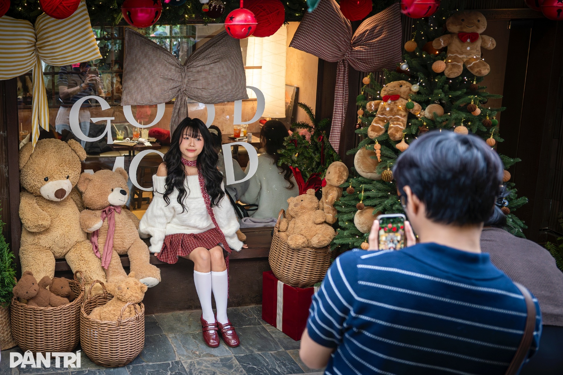 Con ngõ 100m ở Hà Nội lung linh ánh đèn, rộn ràng không khí Giáng sinh - 4