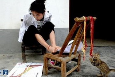 Cô gái không tay vẫn thêu tranh tuyệt đẹp