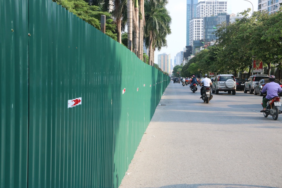 Hà Nội: Tuyến đường đẹp nhất thủ đô trước khi phải xén cây để mở rộng - 13 Hà Nội: Tuyến đường đẹp nhất thủ đô trước khi phải xén cây để mở rộng - 13