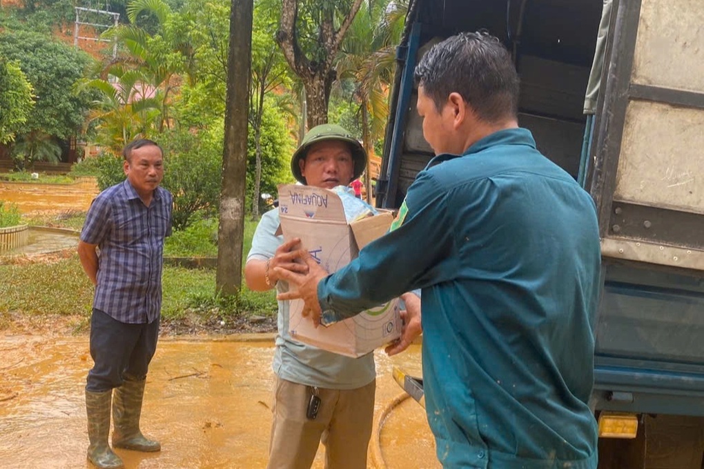 Thót tim cảnh đoàn người nối tay nhau kéo giữ nạn nhân và xe máy bị lũ cuốn - 2 Thót tim cảnh đoàn người nối tay nhau kéo giữ nạn nhân và xe máy bị lũ cuốn - 2