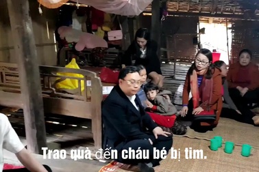 Lãnh đạo xã, nhà trường phát biểu cảm ơn Báo Dân trí.