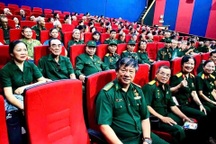 Nữ doanh nhân mua 726 vé "Mưa đỏ” tặng cựu chiến binh