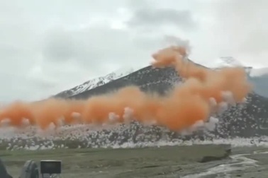 Màn pháo hoa khổng lồ thắp sáng sườn đồi ở dãy Himalaya gây tranh cãi