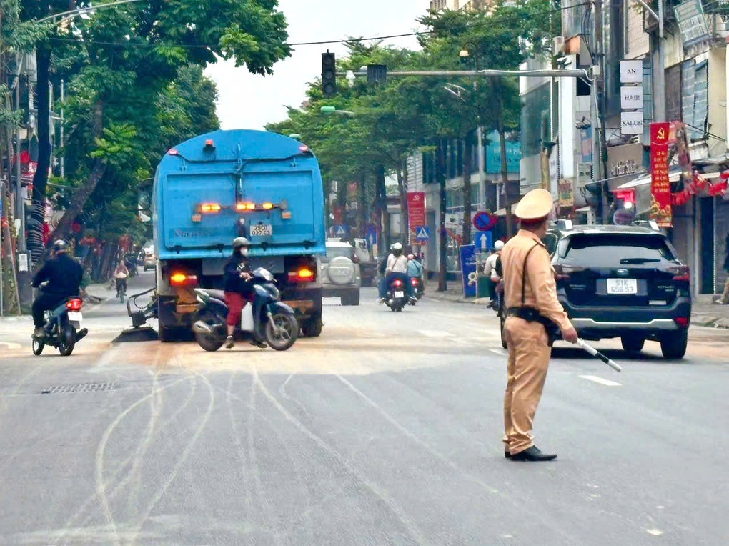 CSGT Hà Nội xử phạt tài xế xe tải làm rơi vãi đất thải trên đường - 1 CSGT Hà Nội xử phạt tài xế xe tải làm rơi vãi đất thải trên đường - 1