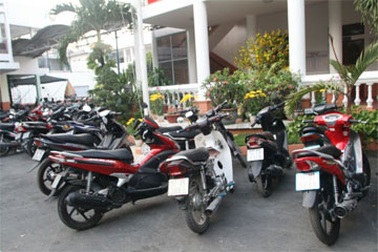 Bắt băng cướp xe chuyên dùng “hung khí” mũ bảo hiểm