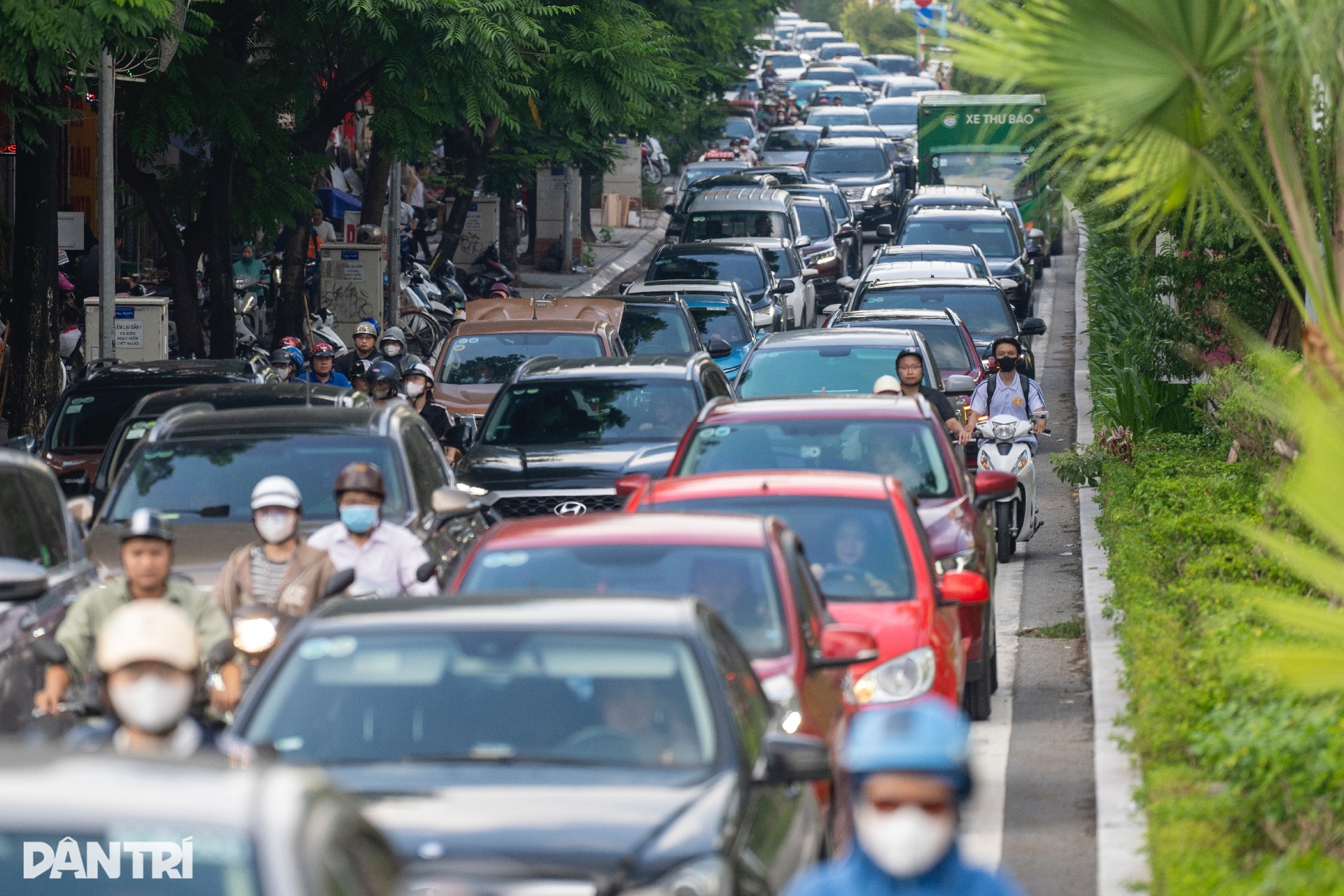 Ùn tắc kéo dài 3km trên cầu Nhật Tân vì ngập úng đường Võ Chí Công - 12 Ùn tắc kéo dài 3km trên cầu Nhật Tân vì ngập úng đường Võ Chí Công - 12