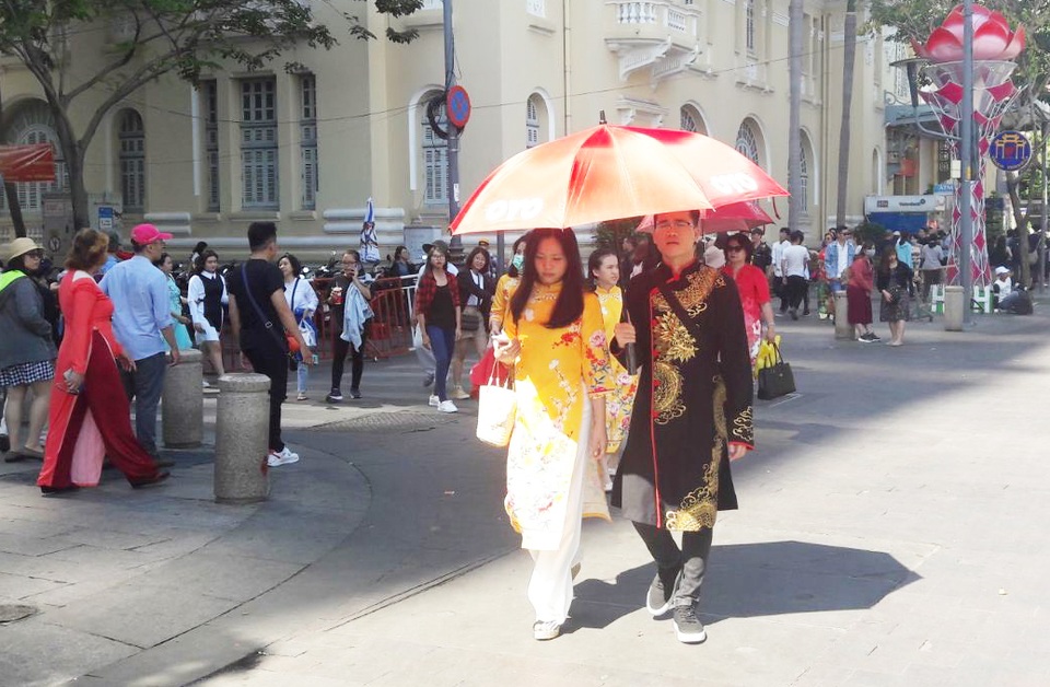 TPHCM: Chen chân chụp ảnh giữa trời nắng nóng ở đường hoa Nguyễn Huệ - 15 TPHCM: Chen chân chụp ảnh giữa trời nắng nóng ở đường hoa Nguyễn Huệ - 15