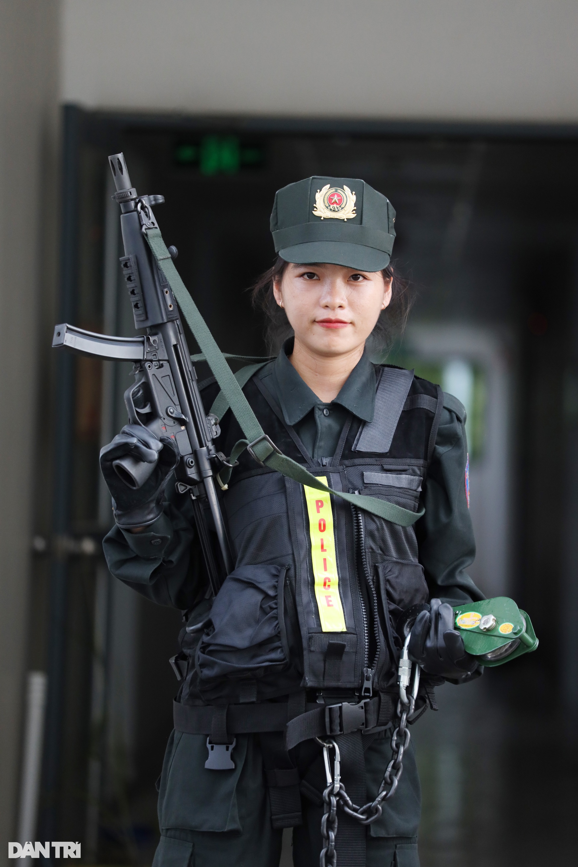 Nữ cảnh sát đặc nhiệm đu dây giữa trời, dùng yết hầu bẻ cong thanh sắt - 2 Nữ cảnh sát đặc nhiệm đu dây giữa trời, dùng yết hầu bẻ cong thanh sắt - 2