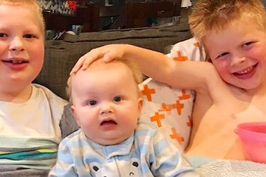 Thử thách không cười: Khi những "ông anh" chơi với em bé