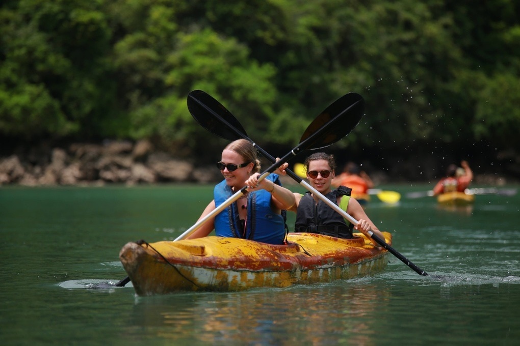 Dừng chèo thuyền kayak ở Lan Hạ: Khách Tây tiếc nuối, doanh nghiệp bối rối - 1