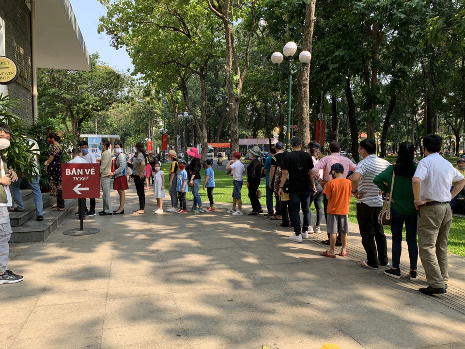Đông đảo người dân xếp hàng tham quan Dinh Độc Lập - 1 Đông đảo người dân xếp hàng tham quan Dinh Độc Lập - 1