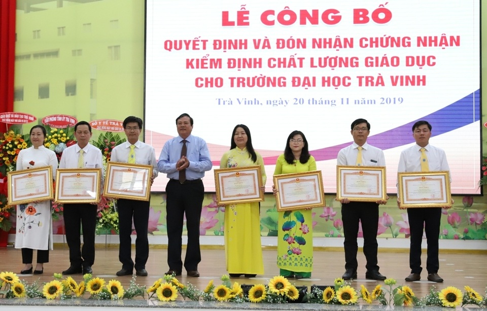 Trường ĐH thứ 9 đạt chuẩn kiểm định chất lượng theo bộ tiêu chí mới - 2 Trường ĐH thứ 9 đạt chuẩn kiểm định chất lượng theo bộ tiêu chí mới - 2
