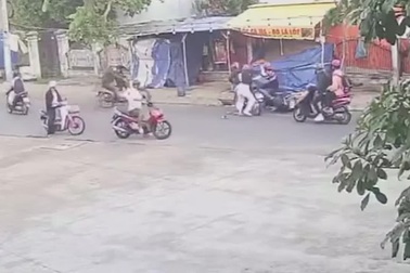 Nữ sinh "đánh bật" 2 tên cướp trên đường đi học