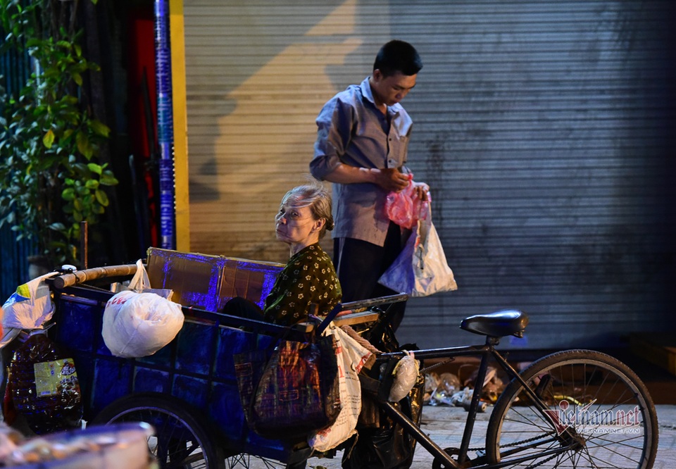 Chàng trai nghèo chở mẹ đi nhặt phế liệu khắp Sài Gòn - 20 Chàng trai nghèo chở mẹ đi nhặt phế liệu khắp Sài Gòn - 20