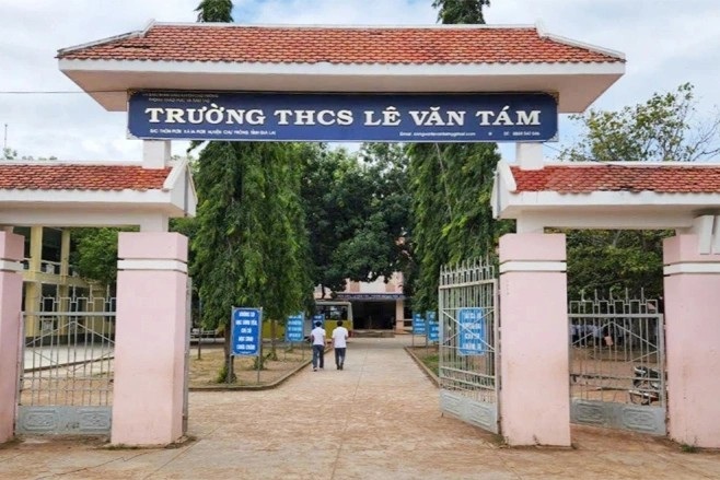 Dismissed principal for not coming to work for more than a month - 1 Cách chức hiệu trưởng hơn một tháng không đến trụ sở làm việc - 1