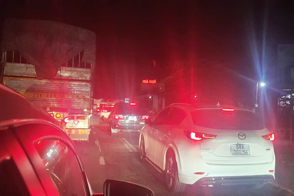 Ám ảnh quãng đường 1.000km về quê ăn Tết vì kẹt xe không lối thoát - 3 Ám ảnh quãng đường 1.000km về quê ăn Tết vì kẹt xe không lối thoát - 3