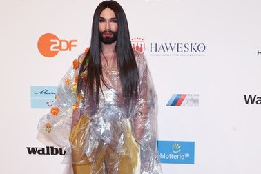 Người đẹp có râu tái xuất sành điệu