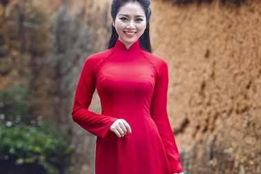 Hoa hậu Ngọc Anh diện áo dài đỏ rực đón xuân