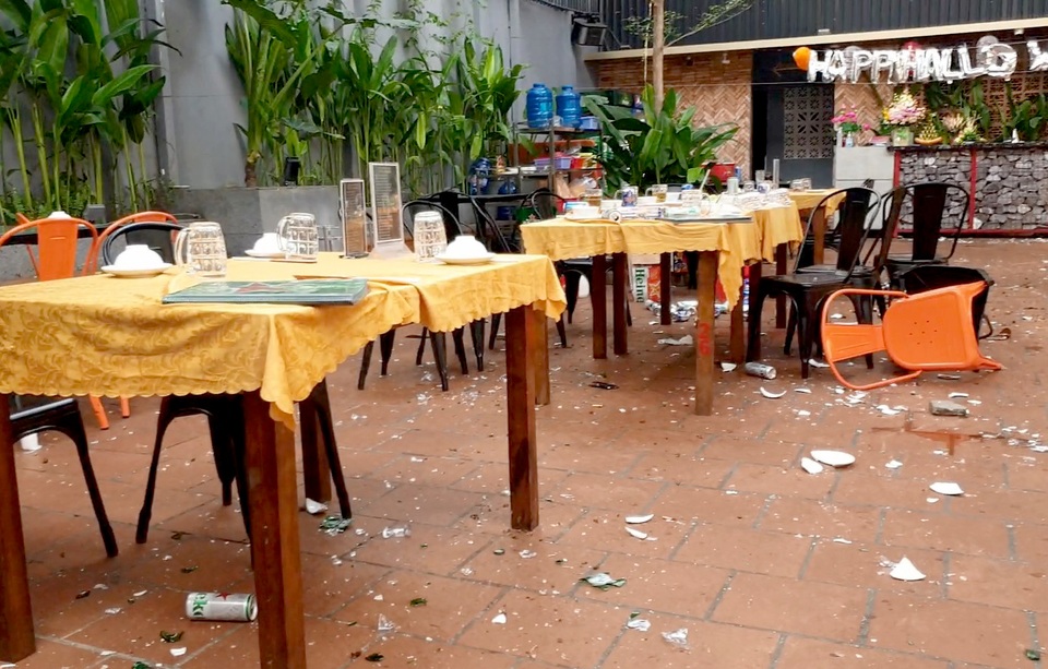 Hàng chục thanh niên vác hung khí hỗn chiến ở nhà hàng - 4