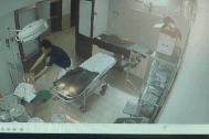 Vào bệnh viện cấp cứu, bệnh nhân đánh cả bác sĩ, phá thiết bị y tế