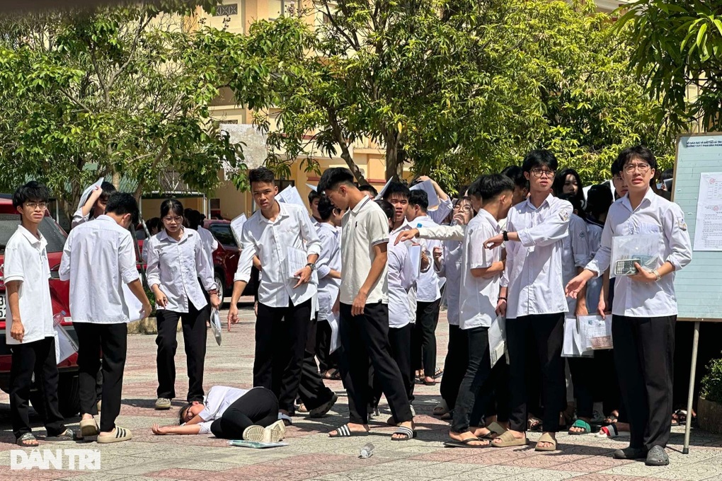 بعد انتهاء امتحان الثانوية العامة قسم الأدبي، أغمي على طالبة في وسط ساحة المدرسة - 1 Thi xong môn ngữ văn tốt nghiệp THPT, nữ sinh ngất xỉu giữa sân trường - 1