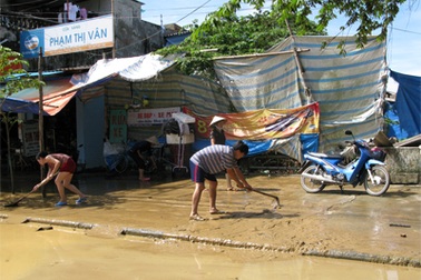 Người chết, đường ngập, giao thông ách tắc vì mưa lớn