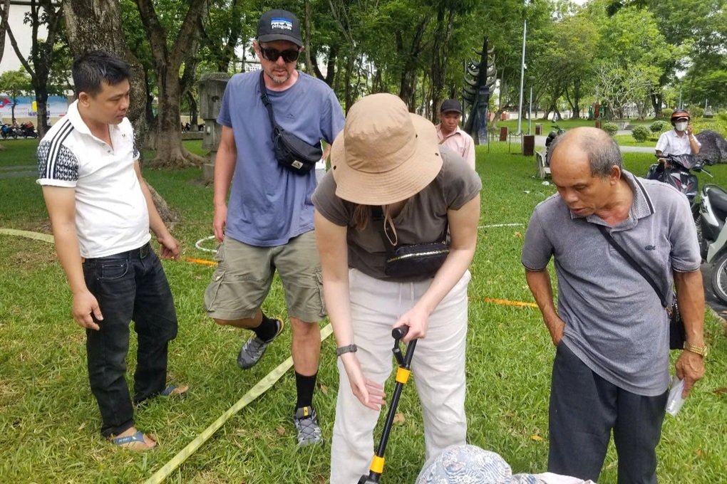 Vụ rơi nhẫn kim cương ở Huế: Kết thúc tìm kiếm, vẫn mong có người nhặt được - 1 Vụ rơi nhẫn kim cương ở Huế: Kết thúc tìm kiếm, vẫn mong có người nhặt được - 1