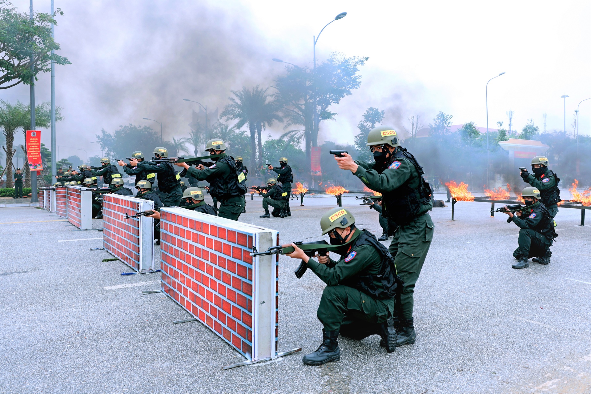 Nữ cảnh sát cơ động vận khí công phá đá, dao kề cổ kéo xe nặng hơn 1 tấn - 2