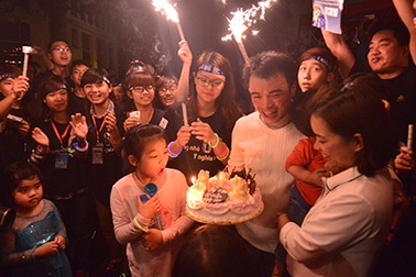 Kỷ niệm 10 năm ngày cưới cùng Giờ Trái đất