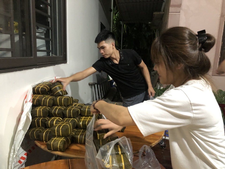 Thâu đêm nấu bánh chưng phục vụ ngày cúng ông Táo - 9 Thâu đêm nấu bánh chưng phục vụ ngày cúng ông Táo - 9