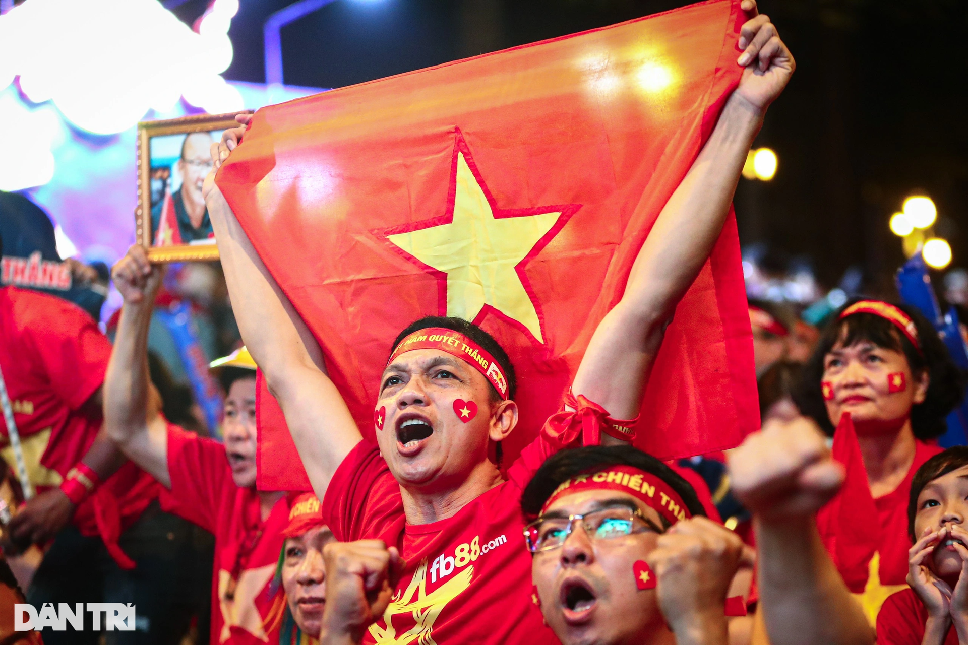 Người hâm mộ TPHCM chết lặng khi đội tuyển Việt Nam thua Thái Lan - 10 Người hâm mộ TPHCM chết lặng khi đội tuyển Việt Nam thua Thái Lan - 10